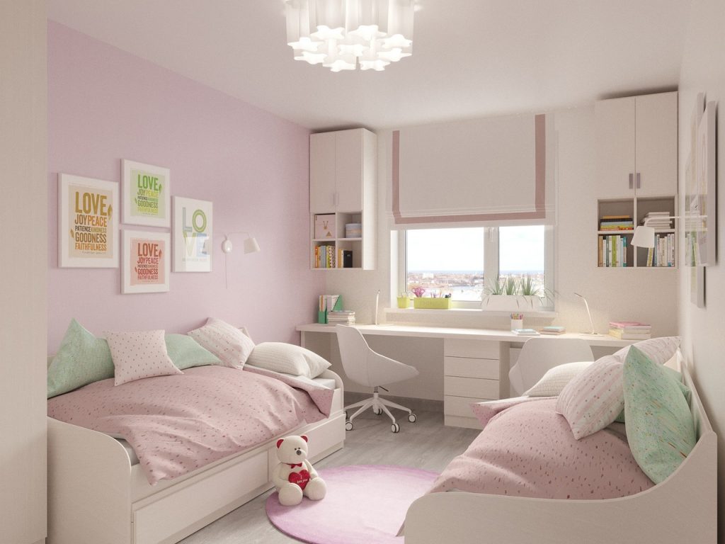 Une chambre d'enfant rose crée une ambiance douce et féminine.

