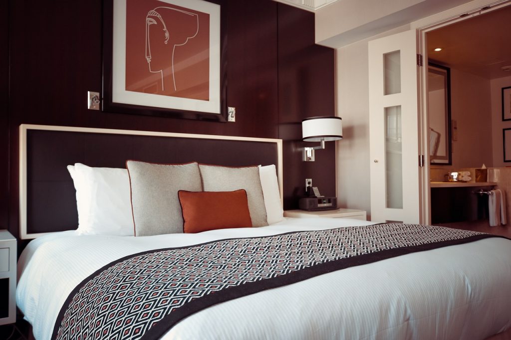Une chambre aux couleurs foncées créent une ambiance plus intime et enveloppante.


