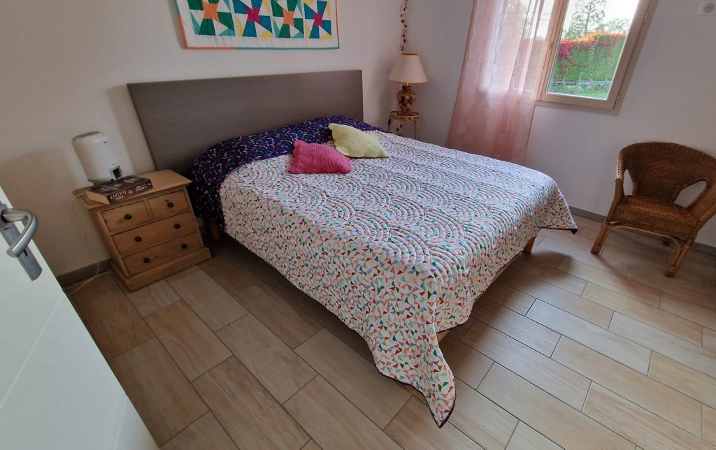 Chambre à coucher avec couvre-lit matelassé
